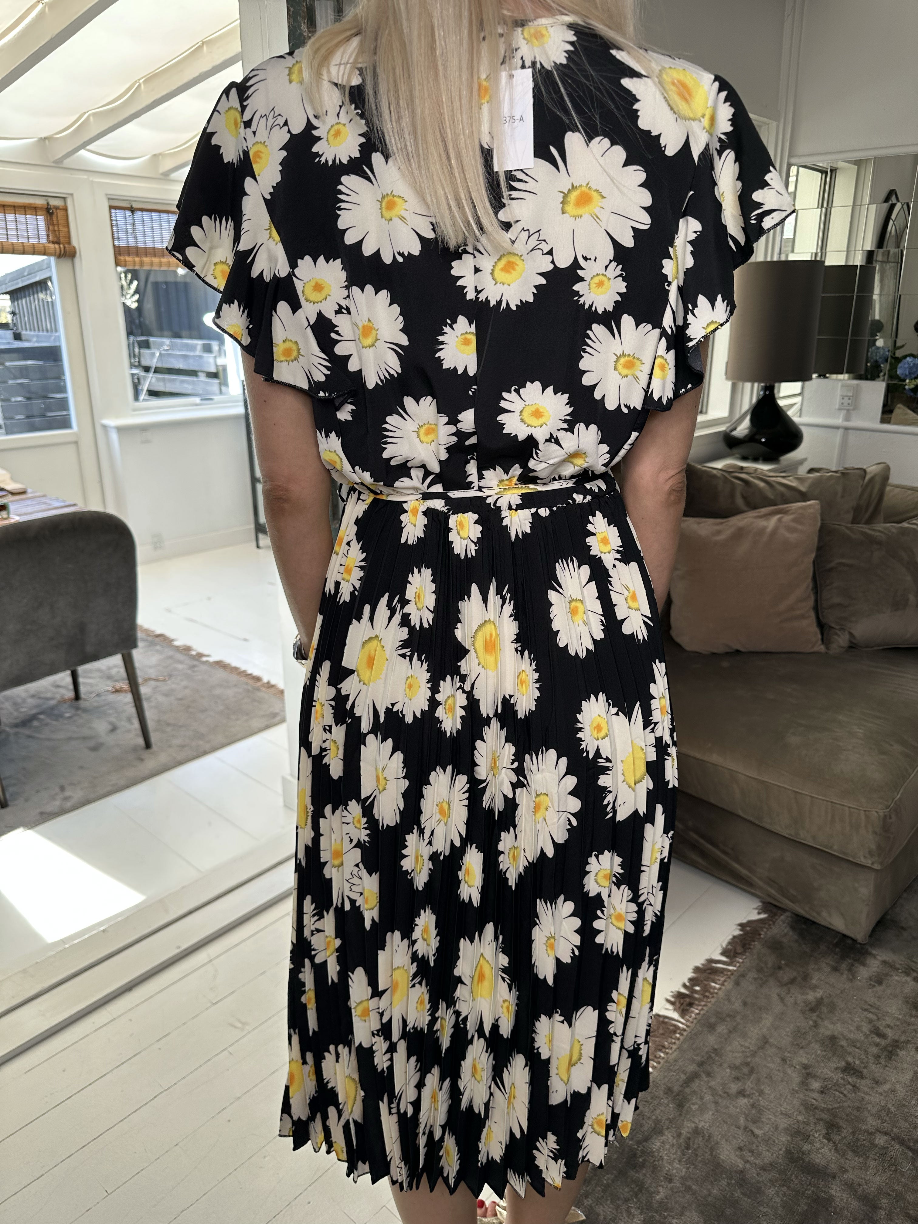 Florens - Fin sommerkjole med flæseærmer og plisseret skørt